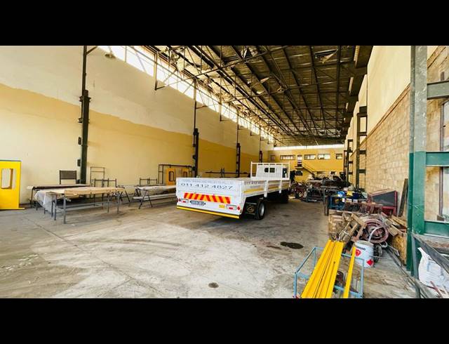 700M² WAREHOUSE TO LET IN LEA GLEN